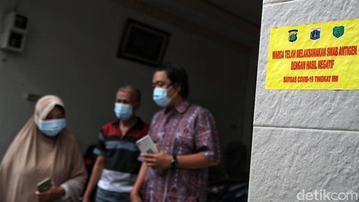 Ini Stiker yang Dipasang di Rumah Warga Pulang Mudik Petugas gabungan memasang stiker untuk pemudik yang baru tiba di kawasan RW 05,Sunter Agung, Jakarta Utara, Rabu (19/5). Begini bentuknya.