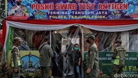 Selain menempelkan stiker, di Tanjung Priok juga tersedia posko swab antigen guna memfasilitasi warga yang baru pulang dari mudik dan wajib melaksanakan swab antigen dengan hasil negatif.
