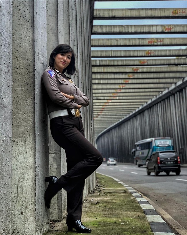 Sosok salah seorang polisi wanita cantik, Iptu Vivin Febriyanti belakangan sempat menjadi viral di media sosial. Pasalnya Iptu Vivin dinilai memiliki paras yang rupawan. Foto: Instagram/@vivin.fy