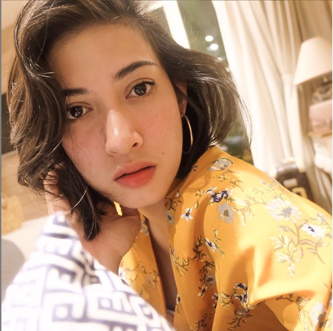 Saat tak memakai seragam polisi mungkin kamu tak akan menyangka bahwa wanita cantik yang satu ini berprofesi sebagai polwan. Foto: Instagram/@vivin.fy