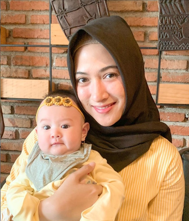Melalui akun Instagramnya, Iptu Vivin juga terlihat gemar membagikan foto-foto bersama keluarga kecilnya. Kalau yang satu ini adalah foto Iptu Pipin bersama putri kecilnya. Foto: Instagram/@vivin.fy