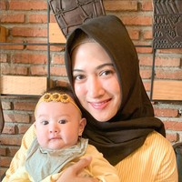 Melalui akun Instagramnya, Iptu Vivin juga terlihat gemar membagikan foto-foto bersama keluarga kecilnya. Kalau yang satu ini adalah foto Iptu Pipin bersama putri kecilnya. Foto: Instagram/@vivin.fy