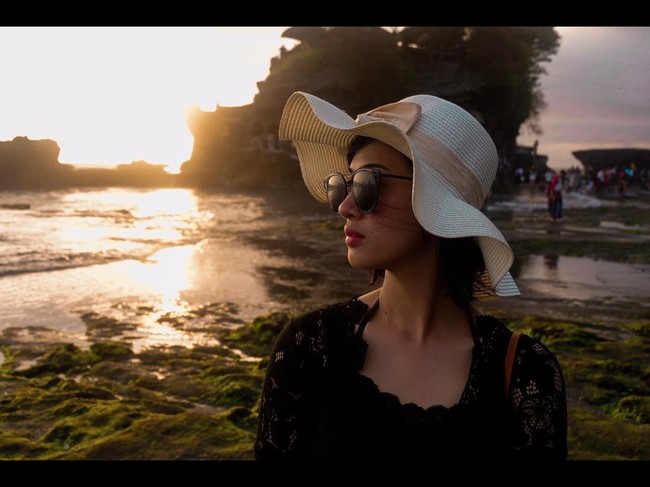 Iptu Vivin menjadi viral usai tampil di YouTube NTMC Polri. Kala itu dirinya bertugas memberi informasi mengenai Smart SIM, mulai dari registrasi SIM online, ujian SIM, hingga keunggulannya. Foto: Instagram/@vivin.fy