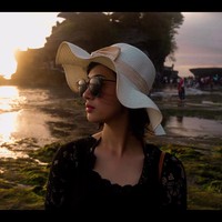 Iptu Vivin menjadi viral usai tampil di YouTube NTMC Polri. Kala itu dirinya bertugas memberi informasi mengenai Smart SIM, mulai dari registrasi SIM online, ujian SIM, hingga keunggulannya. Foto: Instagram/@vivin.fy