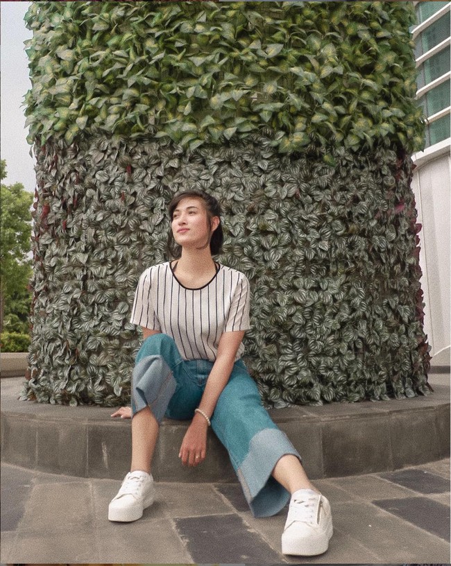 Ibu satu anak ini memiliki banyak penggemar usai sering tampil di layar kaca. Tak hanya cantik, pembawaannya yang tegas juga banyak membuat kaum adam terpana. Foto: Instagram/@vivin.fy