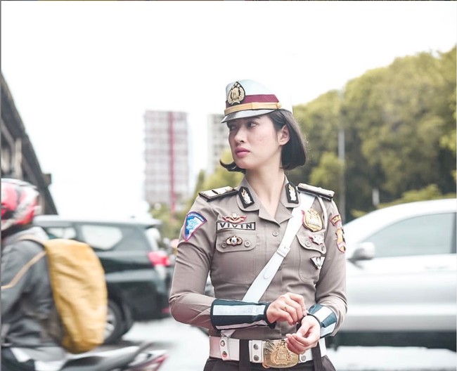 Tak sedikit netizen yang menilai bahwa Iptu Vivin memiliki paras yang mirip dengan Nabila Syakieb. Bagaimana menurutmu, mirip Nabila Syakieb nggak nih? Foto: Instagram/@vivin.fy