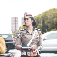 Tak sedikit netizen yang menilai bahwa Iptu Vivin memiliki paras yang mirip dengan Nabila Syakieb. Bagaimana menurutmu, mirip Nabila Syakieb nggak nih? Foto: Instagram/@vivin.fy