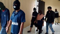 Keempat pelaku pun turut dihadirkan saat polisi menggelar konferensi pers di Mapolres Temanggung, Rabu (19/5/2021). 
