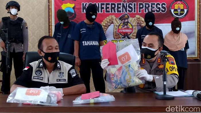 Seorang dukun-asistennya dan orang tua bocah perempuan yang mayatnya ditemukan di dalam rumah ditetapkan jadi tersangka. Bocah itu diduga tewas 4 bulan lalu.