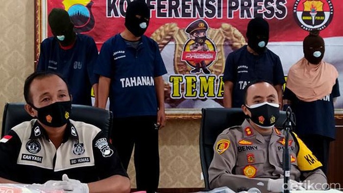 Seorang dukun-asistennya dan orang tua bocah perempuan yang mayatnya ditemukan di dalam rumah ditetapkan jadi tersangka. Bocah itu diduga tewas 4 bulan lalu.