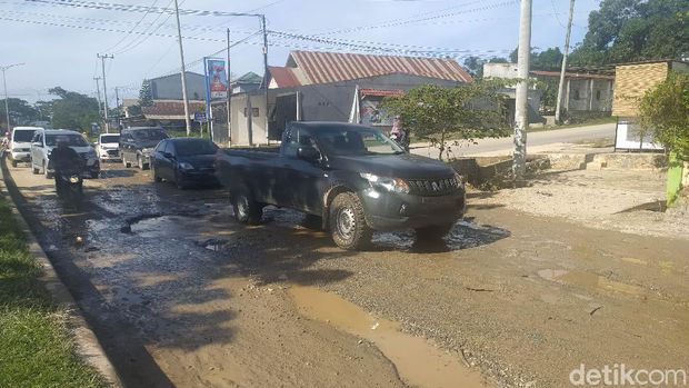 Jalan Mayjen Katamso di Kota Kendari rusak parah.
