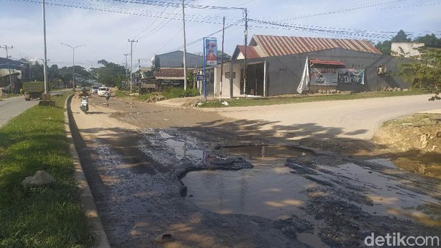 Jalan Mayjen Katamso di Kota Kendari rusak parah.