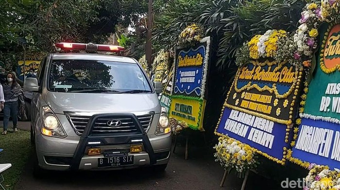 Jenazah Wimar Witoelar diberangkatkan ke TPU Tanah Kusir (Kadek/detikcom)