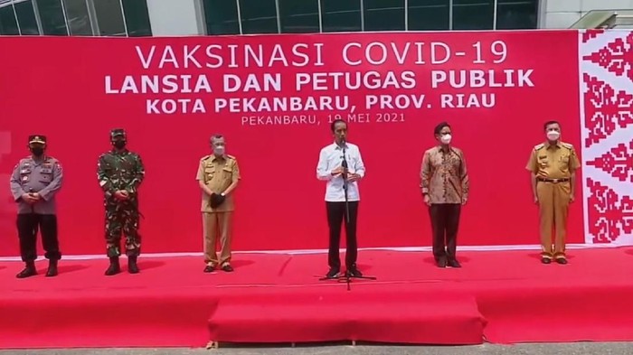 Jokowi saat meninjau vaksinasi COVID-19 untuk lansia dan petugas publik di Riau (YouTube Diskominfotik Riau)