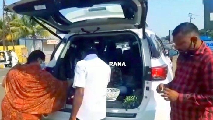 Sultan! Penjual Sayur Ini Dagang pakai Mobil Mewah