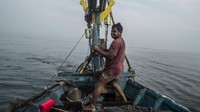 Tak terasa, perjalanan sudah sehari semalam. Tibalah kapal mereka di perairan Eretan, perbatasan Subang-Indramayu. Royani memutuskan untuk mencari ikan. Bendera pancang mulai dilepaskan ke laut sebagai titik utama dan Sukardi mulai menawur jaring, sementara Judi memasak nasi dan air panas untuk berbuka puasa.  