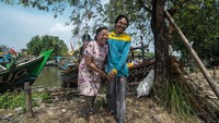 Tak lama berselang, kapal mulai sandar dan mereka disambut dekapan erat dari kerabat. Sebuah pelukan sesaat, pelepas dahaga rindu yang berat.  
