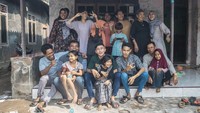 Royani berfoto bersama keluarganya saat Hari Raya Idul Fitri di desa Cemara, Losarang, Indramayu, Jawa Barat.  