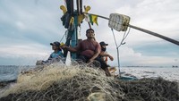 Royani yang biasa disapa Pitak itu, mencari ikan di sekitar Teluk Jakarta bersama teman perantauannya, Judi dan Sukardi. Mereka bertiga adalah teman kecil di sebuah kampung pesisir di Indramayu, Jawa Barat.  