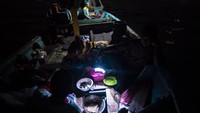 Sang Nahkoda pun memberikan perintah untuk mematikan mesin dan melepas jangkar karena kabut membuat jarak pandang sangat terbatas. Kapal berhenti dan mereka beristirahat sambil menunggu waktu sahur tiba.  
