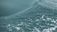 Menjelang tengah malam, saat menunggu tarik jaring, mulai terdengar suara gemuruh dan kilatan petir. Hujan pun turun, ombak yang awalnya bergeram tenang mendadak berubah menjadi gelombang kencang yang membuat air laut masuk ke dalam kapal. Memang, hantaman gelombang itu berlangsung hanya 20 menit tapi cukup membuat mereka berjibaku mengeluarkan air yang masuk ke lambung kapal.  
