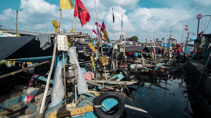 Kala Nelayan Kembali ke Kampung Halaman Sukardi melaksanakan shalat di tengah laut dalam perjalanan menuju Indramayu.