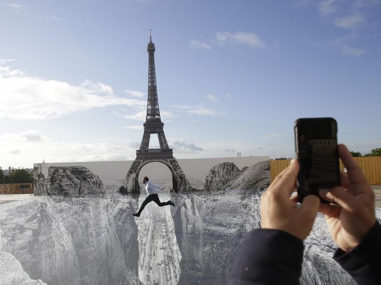Karya Seni di Menara Eiffel Ini Keren Banget!