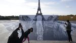 Karya Seni di Menara Eiffel Ini Keren Banget!