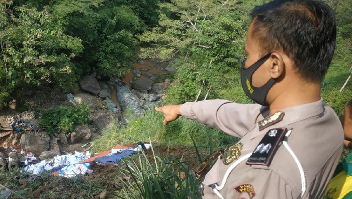 Truk tronton yang sarat muatan jatuh ke jurang 50 meter di jalur Ponorogo-Pacitan. Akibat kecelakaan itu, pengemudi tewas di tempat.