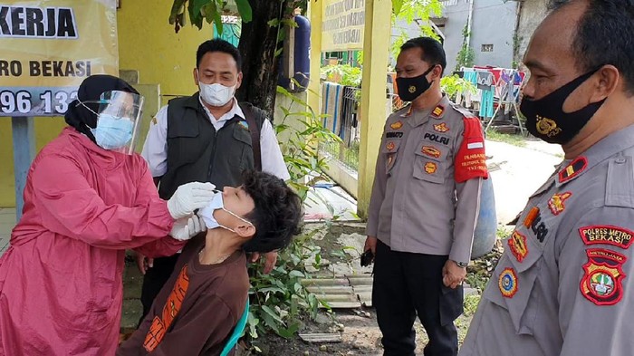 Kegiatan swab pemudik di wilayah Kabupaten Bekasi. Foto dokumen Polres Metro Bekasi.