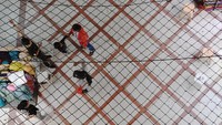 Meski sudah kembali dibuka, geliat aktivitas di Pasar Tanah Abang masih terpantau sepi dari pengunjung.