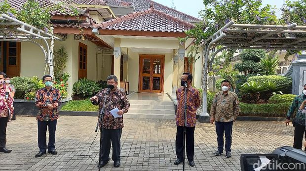 Kepala BPKP Muhammad Yusuf Ateh dan Gubernur DIY Sri Sultan Hamengku Buwono X saat konferensi pers usai membuka rakordal di Komplek Kepatihan,
