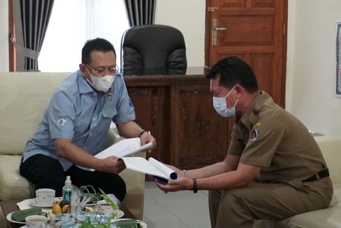Ketua MPR Bamsoet bertemu Bupati Klungkung I Nyoman Suwirta, di Bali, Senin (17/5/21).
