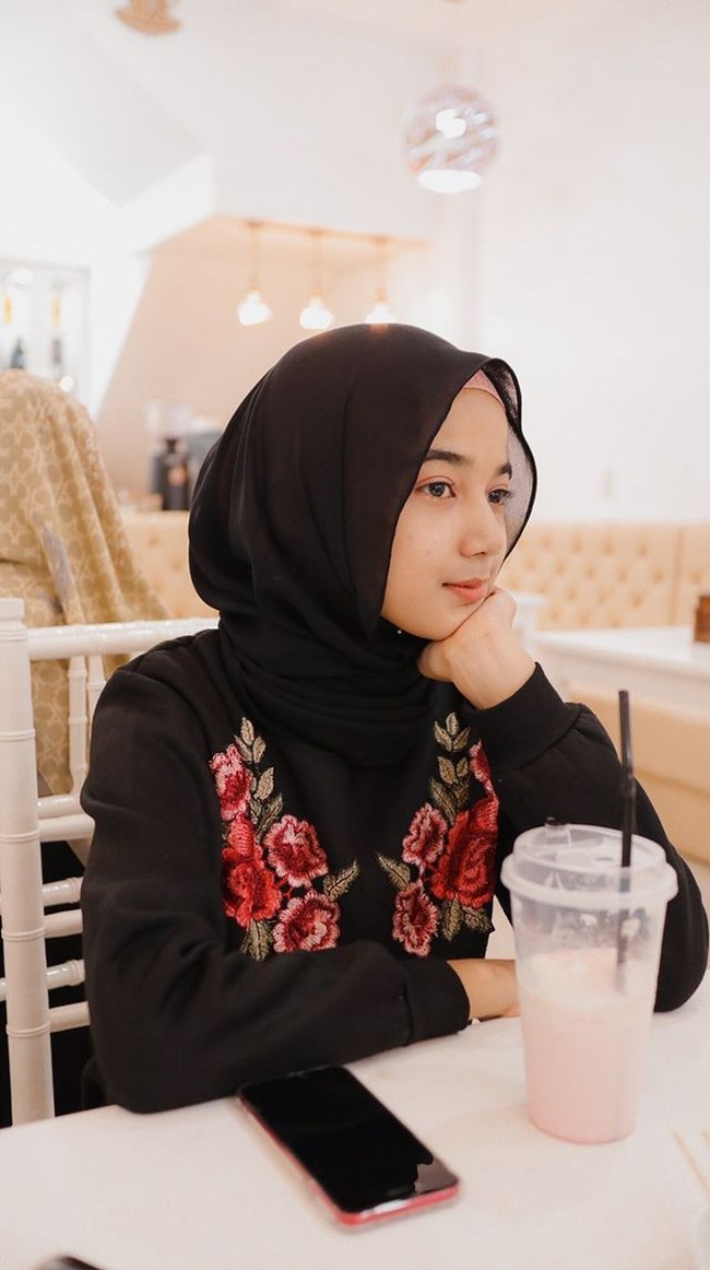 Awalnya itu postingan endorsement. Aku nggak tahu gimana bisa jadi banyak yang nge-save, di 2019-2020 aku sudah jenuh karena jadi bumerang dan udah nggak bagus, digunain tanpa izin bahkan sama brand besar juga ada tanpa izin, dan cuma dua foto itu doang. Foto lainnya juga ada tapi ngga sebanyak itu, itu di luar pemikiran aku, kata gadis 20 tahun itu. Foto: Dok. pribadi Cut Rauzha Amalia.