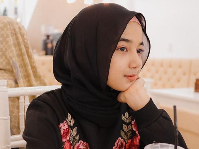 Kisah Cut Rauzha Amalia  yang fotonya dijadikan gambar belakang truk dan angkutan umum.