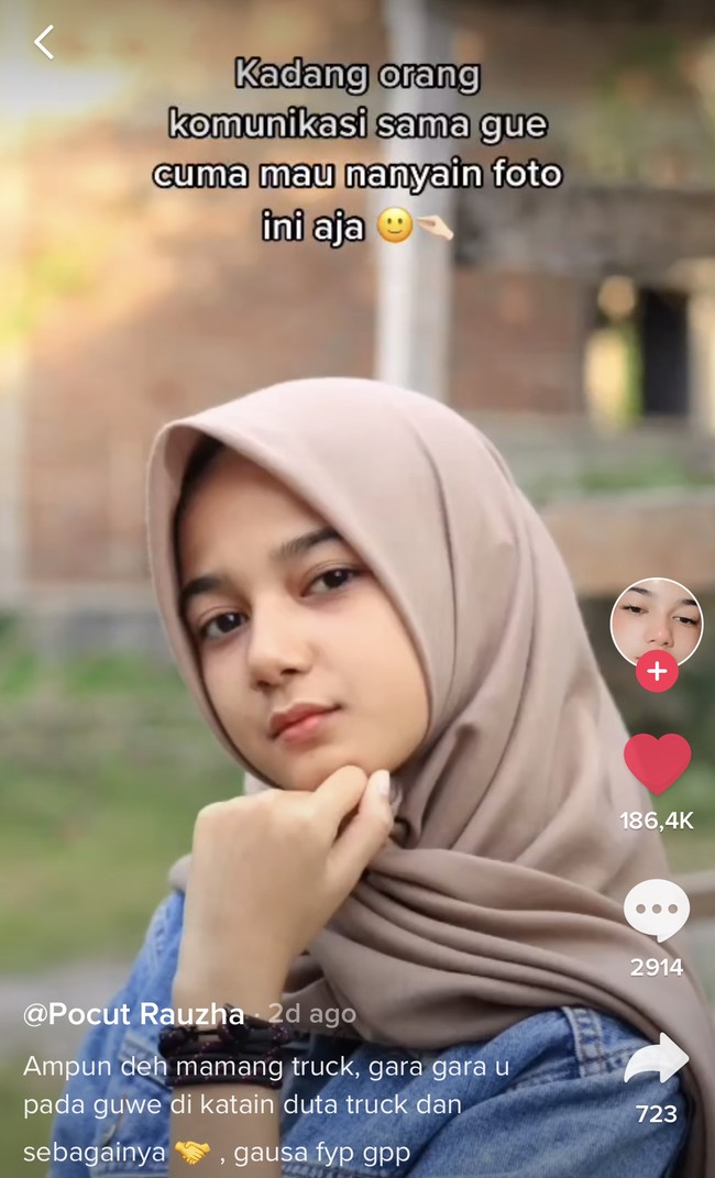 Pocut, panggilan akrabnya mengaku jbanyak mendapatkan laporan dari teman-teman dan pengikutnya di Instagram. Mereka kerap menemukan fotonya yang ada di belakang truk. Terus dari 2017 fotonya nggak berhenti kayak ada di explore. Terus di poster-poster, jadi bahan buat konten-konten Thumbnail Youtuber, yang gitu-gitu sejujurnya sudah risih dan takut. Tapi ya sudah lah bawa santai aja terus aku jadiin video TikTok aja karena memang sudah terus-terusan banyak yang nge-tag, tutupnya pasrah. Foto: Dok. Tangkap layar akun TikTok @pocutrauzha_.
