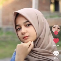 Pocut, panggilan akrabnya mengaku jbanyak mendapatkan laporan dari teman-teman dan pengikutnya di Instagram. Mereka kerap menemukan fotonya yang ada di belakang truk. Terus dari 2017 fotonya nggak berhenti kayak ada di explore. Terus di poster-poster, jadi bahan buat konten-konten Thumbnail Youtuber, yang gitu-gitu sejujurnya sudah risih dan takut. Tapi ya sudah lah bawa santai aja terus aku jadiin video TikTok aja karena memang sudah terus-terusan banyak yang nge-tag, tutupnya pasrah. Foto: Dok. Tangkap layar akun TikTok @pocutrauzha_.