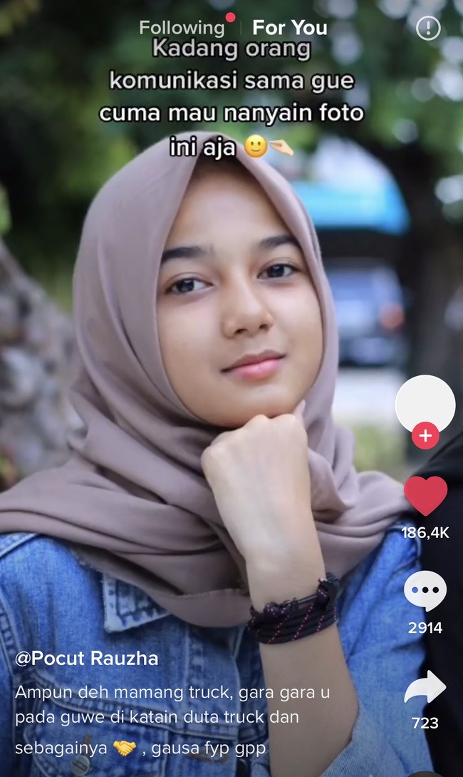 Tak hanya dijadikan gambar di belakang truk. Fotonya pun kerap disalah gunakan oleh pihak yang tak bertanggung jawab. Ada yang menipu dengan meminta pulsa. Foto: Dok. Tangkap layar akun TikTok @pocutrauzha_.