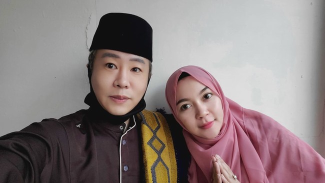 Aku sering mengingatkan dia, tolong doain ya. Aku percaya bahwa Kania akan cepat hijrah. Semua cowok yang pasangannya Muslim sebenarnya ingin menikah, tutur pria dengan nama asli Hwang WooJoong itu. Ujung Oppa menambahkan dia ingin secepatnya menikahi Kania. Namun sepertinya pernikahan mereka akan sulit dihadiri kedua orangtuanya yang saat ini berada di Korea. Foto: Dok. pribadi Ujung Oppa.