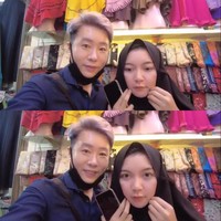 Hwang populer di YouTube dengan nama Ujung Oppa. Eksis di YouTube, sejak Agustus 2018, pria Korea yang juga dikenal dengan nama Ricky Ujung itu membuat konten untuk memperkenalkan negara Indonesia kepada masyarakat Korea dan juga sebaliknya. Foto: Dok. Tangkap layar Youtube Ujung Oppa.