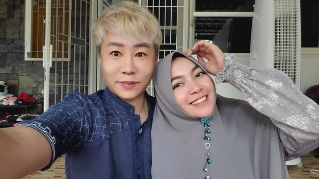 Sosoknya menjadi atensi saat mengungkapkan kisahnya menjadi mualaf. Saya sering dengar salawat dari Sabyan Gambus, itu salah satu alasan membuat Ujung Oppa senang dan tidak asing dengan Islam. Kalau dengar salawat Ujung Oppa merasa tenang dan bahagia, entah kenapa. Udah beberapa tahun seperti itu, ujar pria yang menjadi penyanyi dangdut Korea pertama di Indonesia ini. Foto: Dok. pribadi Ujung Oppa.