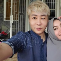 Sosoknya menjadi atensi saat mengungkapkan kisahnya menjadi mualaf. Saya sering dengar salawat dari Sabyan Gambus, itu salah satu alasan membuat Ujung Oppa senang dan tidak asing dengan Islam. Kalau dengar salawat Ujung Oppa merasa tenang dan bahagia, entah kenapa. Udah beberapa tahun seperti itu, ujar pria yang menjadi penyanyi dangdut Korea pertama di Indonesia ini. Foto: Dok. pribadi Ujung Oppa.