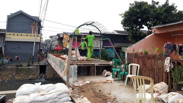 Kondisi Jembatan Kota Paris, Johar Baru, Jakarta Pusat, Rabu (19/5).