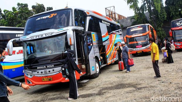 Terminal Pondok Pinang ramai didatangi warga. Mereka datang ke terminal untuk mudik usai pemberlakuan larangan mudik Lebaran berakhir beberapa waktu lalu.