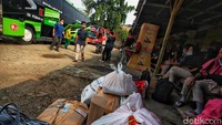 Sejumlah calon penumpang menunggu bus mereka bersiap untuk melakukan perjalanan jarak jauh di Terminal Pondok Pinang, Jakarta Selatan.