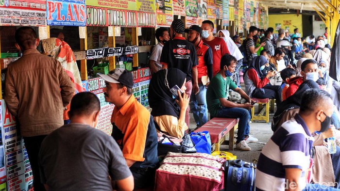 Larangan Mudik Berakhir, Pemudik Padati Terminal Pondok Pinang Terminal Pondok Pinang ramai didatangi warga. Mereka datang ke terminal untuk mudik usai pemberlakuan larangan mudik Lebaran berakhir beberapa waktu lalu.