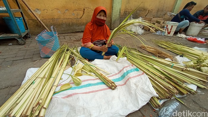 Penjualan ketupat turun drastis di Kudus, Jawa Tengah