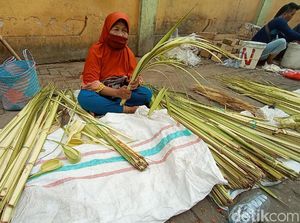 Penjualan Seret Jelang Lebaran Ketupat, Pedagang Janur di Kudus Banting Harga