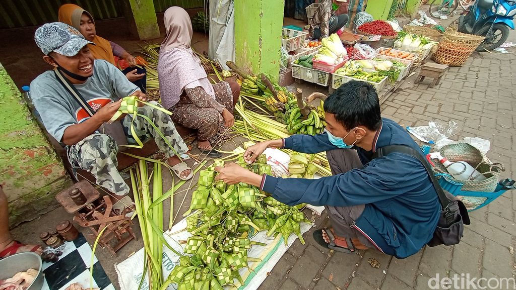 Penjualan ketupat turun drastis di Kudus, Jawa Tengah
