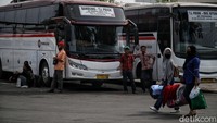 Berakhirnya libur Lebaran dan larangan mudik membuat sejumlah warga yang sebelumnya meninggalkan Jakarta kembali ke Ibu Kota.